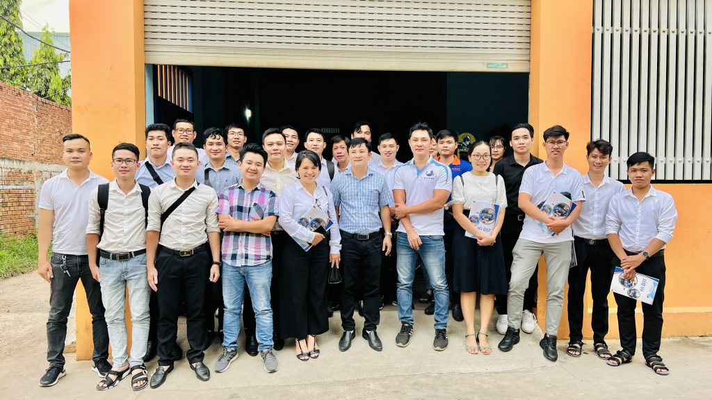 VTCO Engineers Visit Ha Dat Company's Factory